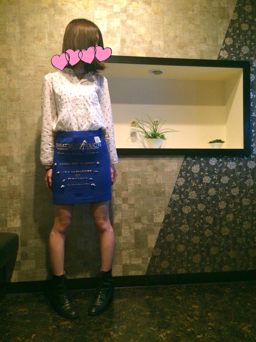「MARC BY MARC JACOBS、ハイネック、チューリップ、シアタープロダクツ(THEATRE PRODUCTS)、ロゴスウェット、ブーツ、タイトスカート」｜「THEATRE PRODUCTSのアイテム（スカート、ブルー系）」を使った、ponさん（レディース・158cm）の秋コーディネートの1枚目の写真