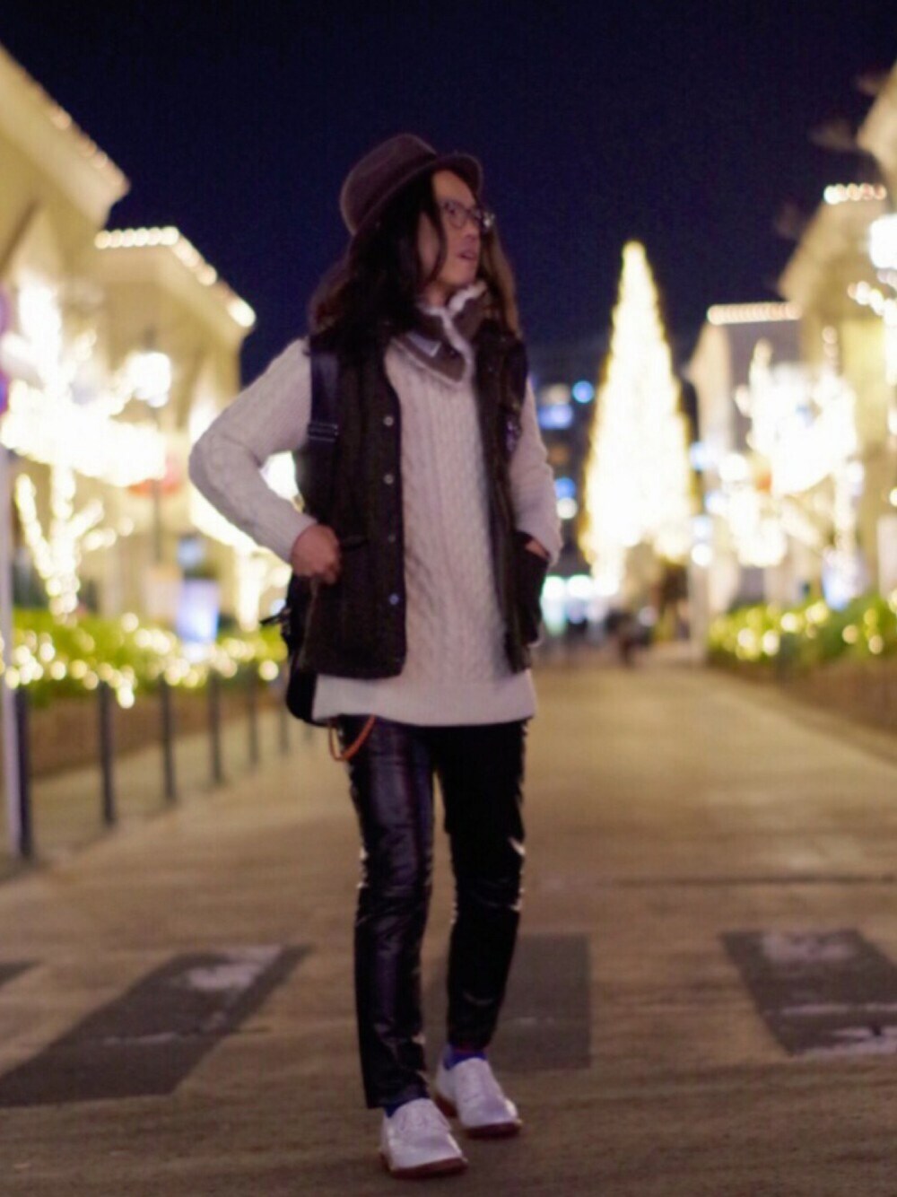 「ハット、ダウンベスト、ケーブルニット、レザーパンツ、バックパック、めがね、セーター、tricker's」｜「KATHARINE HAMNETT LONDON のシェットランドアランセーター（ニット/セーター、ホワイト系）」を使った、タケダ苦い珈琲★★★さん（メンズ・164cm）の冬コーディネートの1枚目の写真