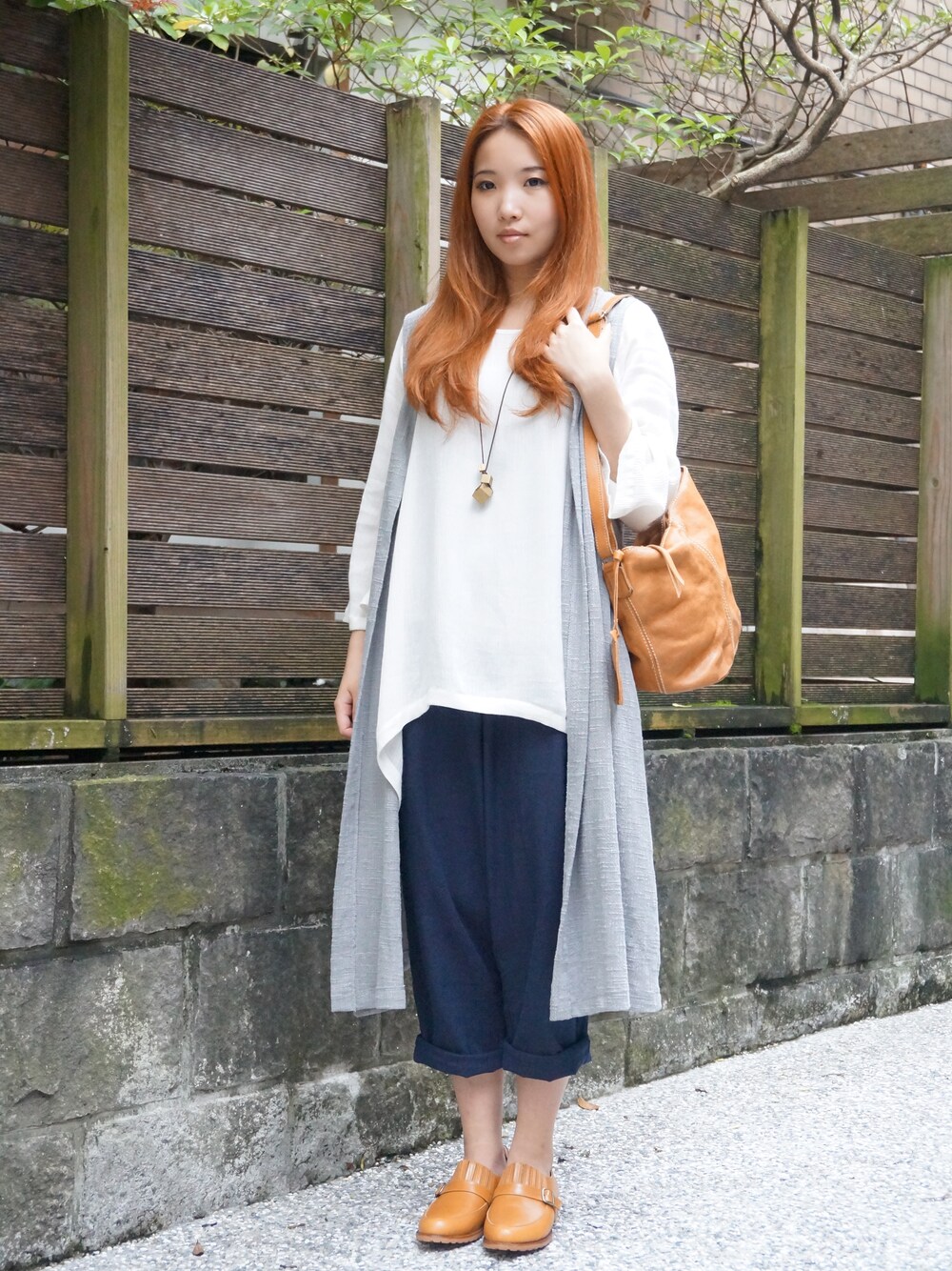 ホワイト系のその他トップスを着用したレディースの春コーディネートの1枚目の写真