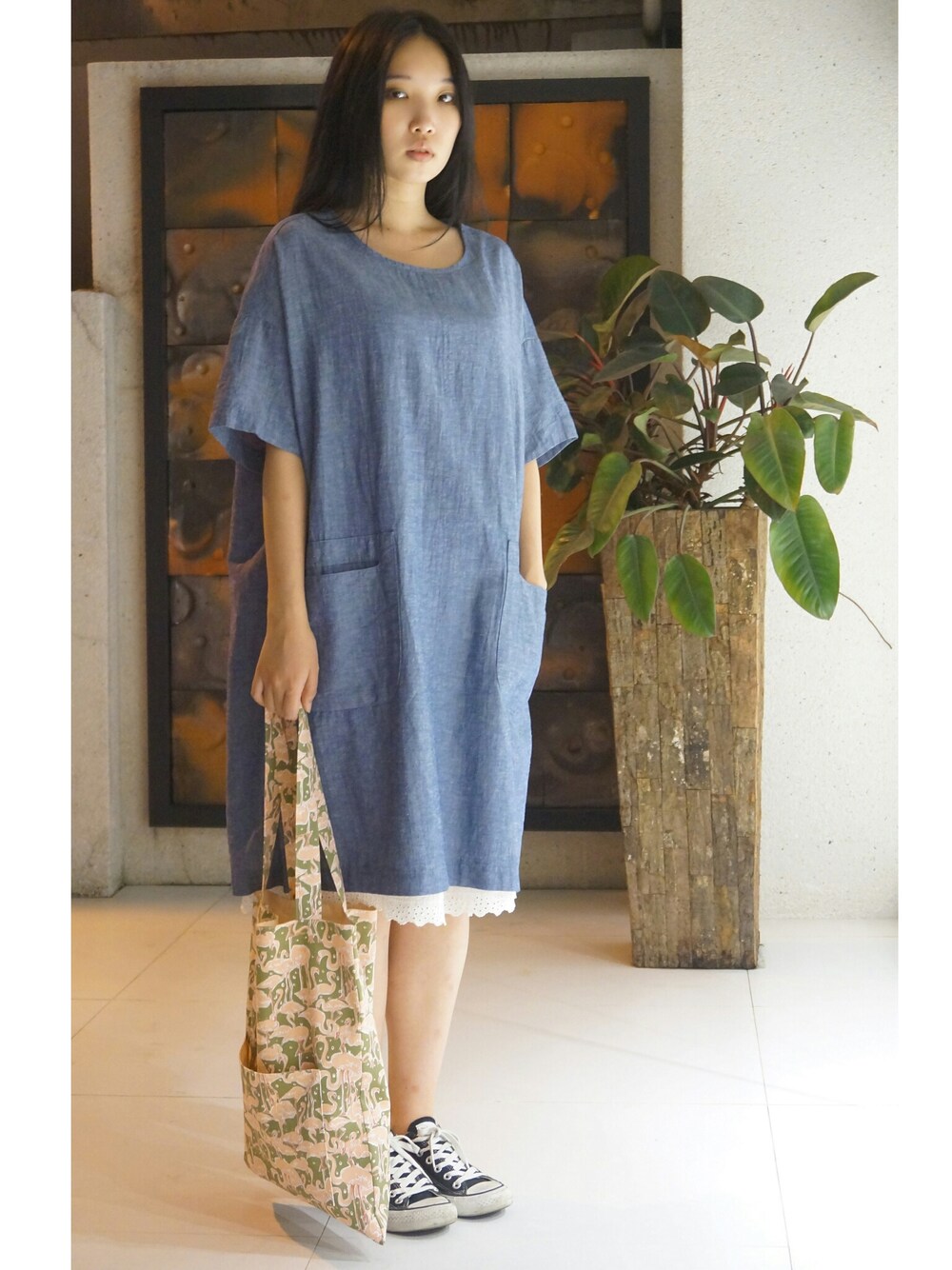 ブルー系のつなぎ/オールインワンを着用したレディースの夏コーディネートの1枚目の写真