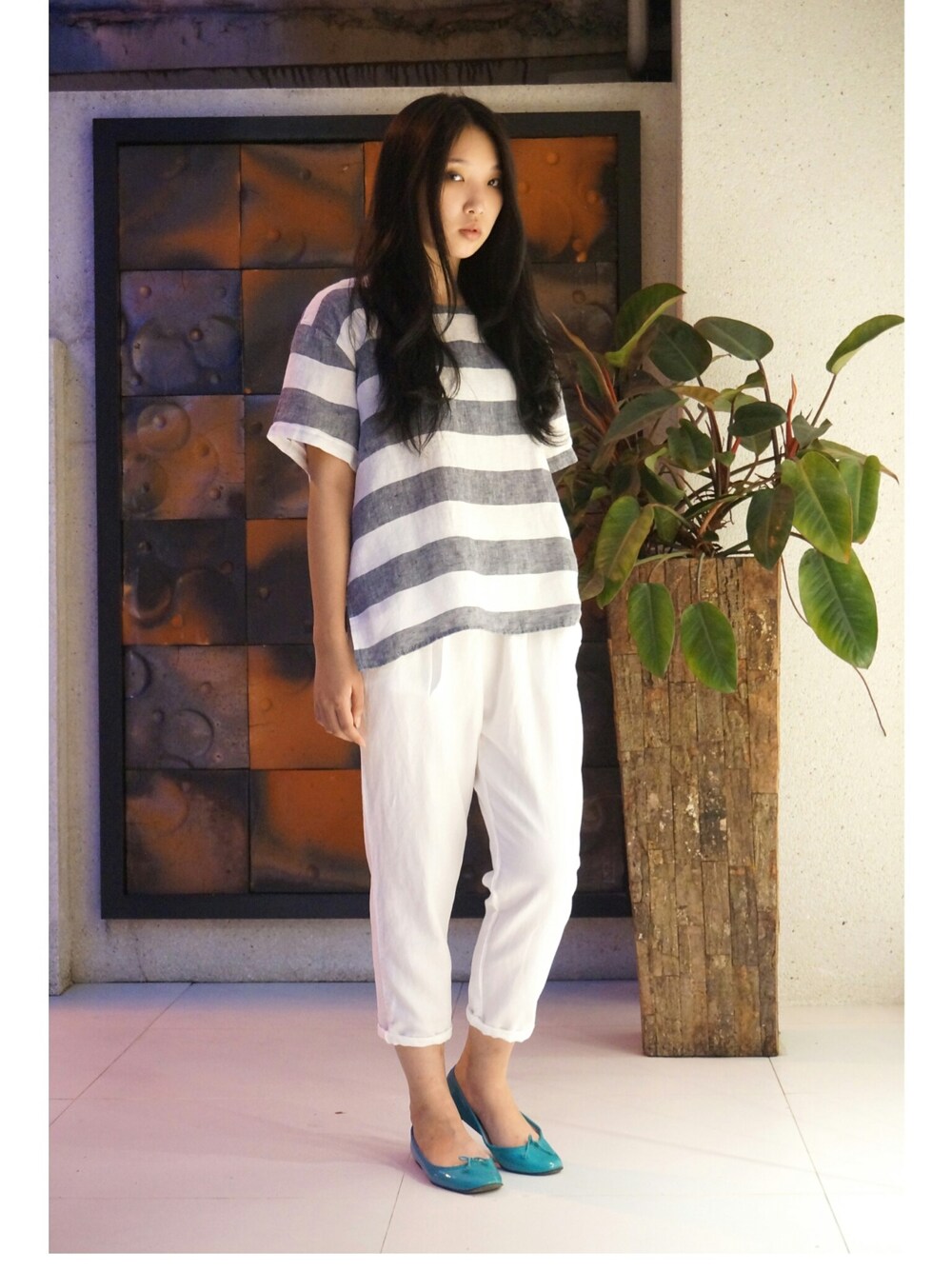 「條紋短版棉麻上衣（その他トップス、グレー系）」を使った、許Karen さん（レディース・160cm）の夏コーディネートの1枚目の写真