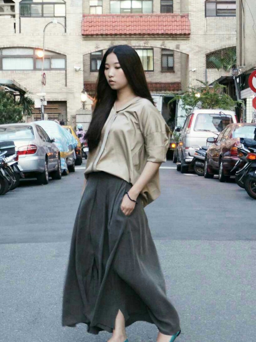 「台北、歐美、日系、東區、寬褲」｜「アイテム（その他パンツ、グレー系）」を使った、許Karen さん（レディース・160cm）の秋コーディネートの1枚目の写真