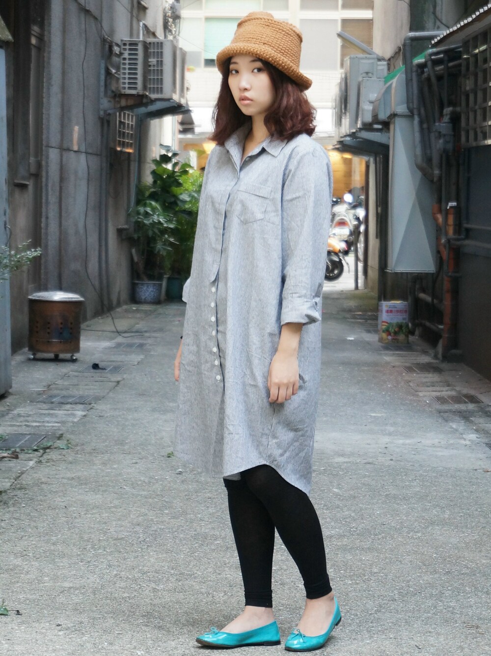 ブルー系のシャツワンピースを着用したレディースの秋コーディネートの1枚目の写真