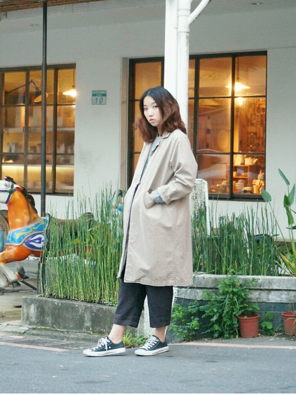 「my basic selectのアイテム（トレンチコート、ベージュ系）」を使った、許Karen さん（レディース・160cm）の秋コーディネートの1枚目の写真