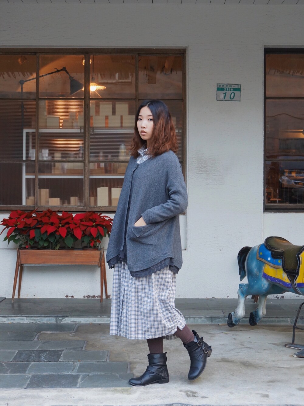 「東區、my basic select、台北」｜「my basic selectのアイテム（シャツワンピース、ベージュ系）」を使った、許Karen さん（レディース・160cm）の冬コーディネートの1枚目の写真