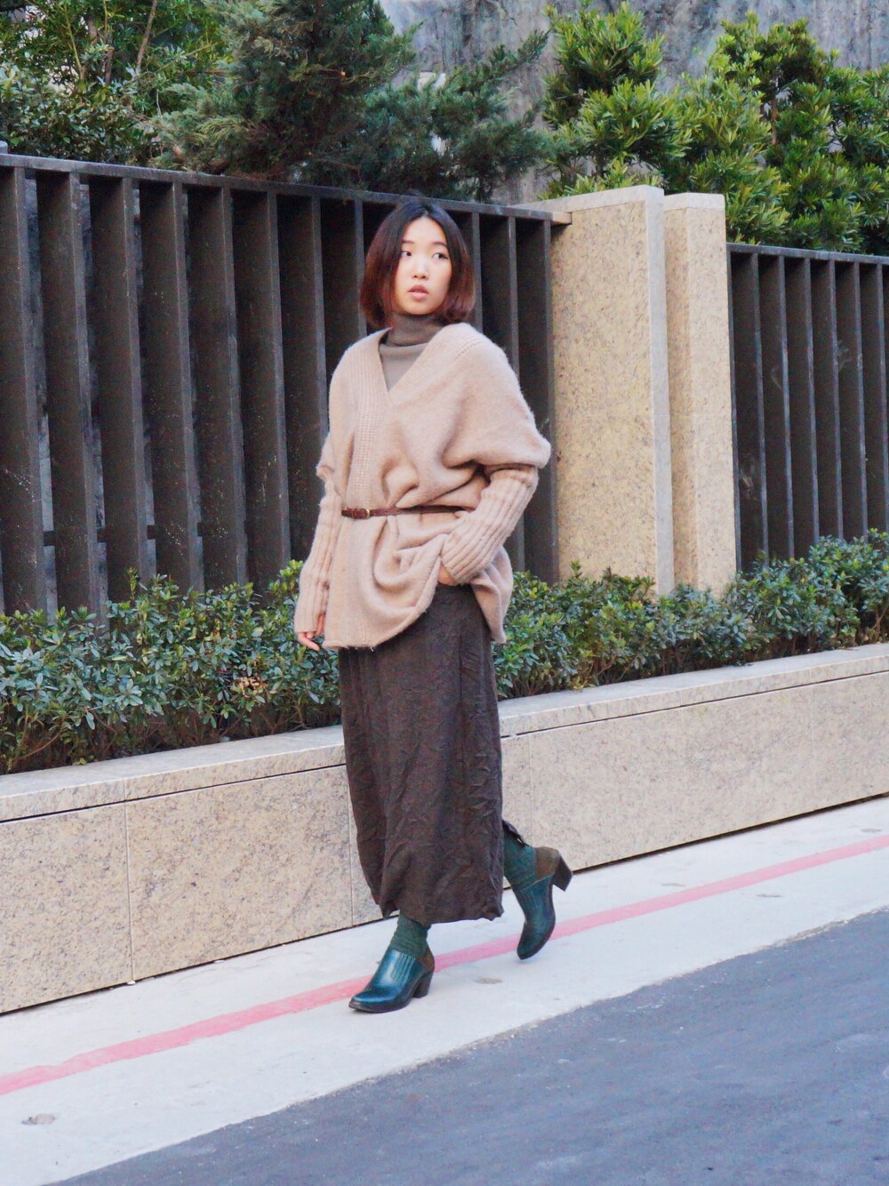 ベージュ系のニット/セーター、ブラウン系のスカートを着用したレディースの冬コーディネートの1枚目の写真