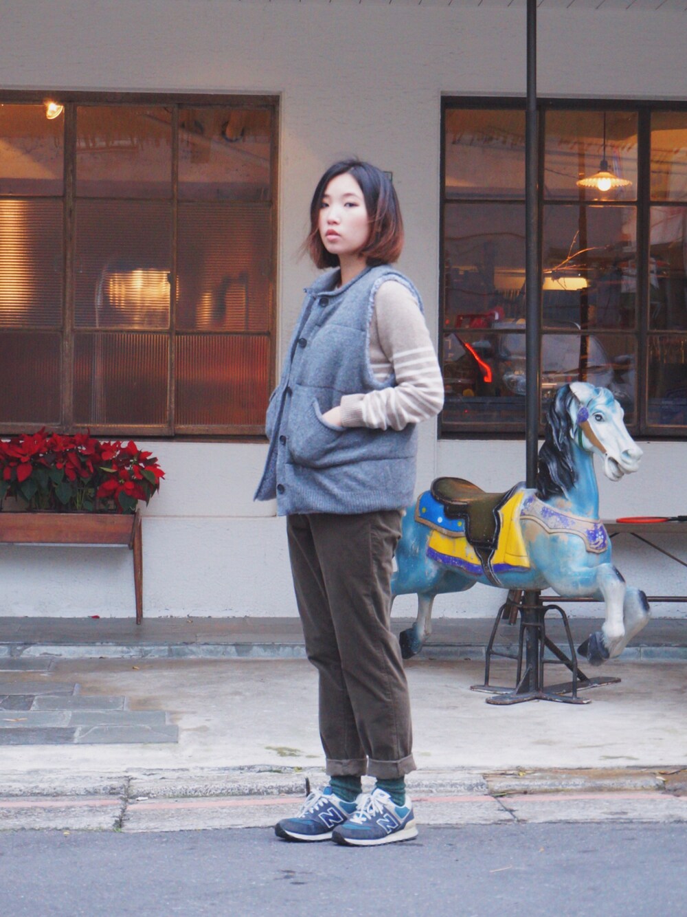 「New Balance、my basic select、ICHI antiquite’s」｜「my basic selectのアイテム（その他アウター、グレー系）」を使った、許Karen さん（レディース・160cm）の冬コーディネートの1枚目の写真