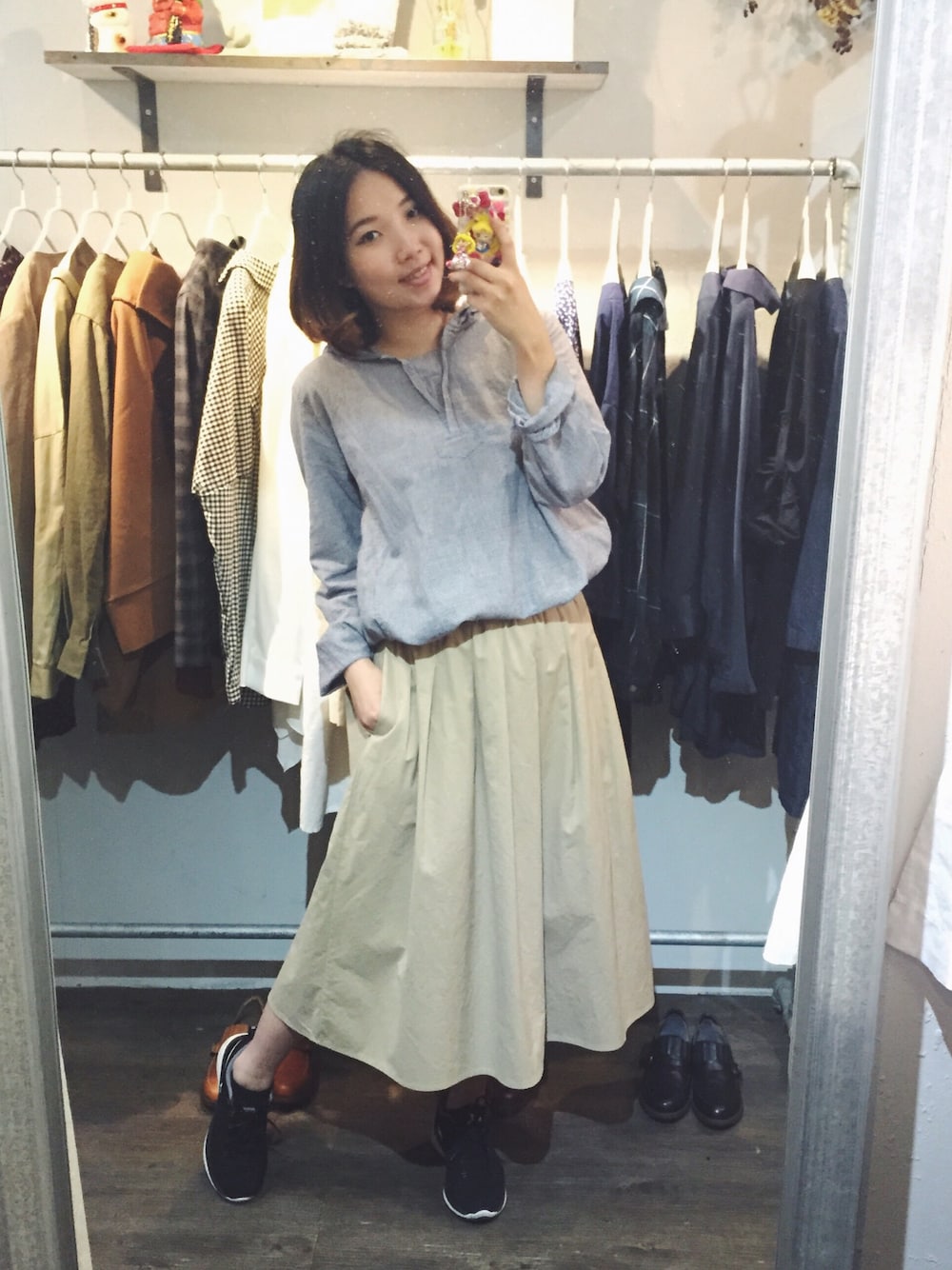 グレー系のその他トップス、ベージュ系のスカートを着用したレディースの春コーディネートの1枚目の写真