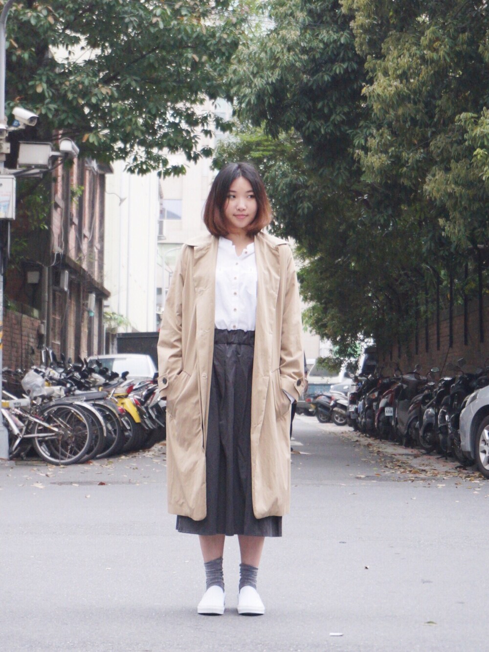 「VANS、slipon、white」｜「my basic selectのアイテム（トレンチコート、ベージュ系）」を使った、許Karen さん（レディース・160cm）の春コーディネートの1枚目の写真