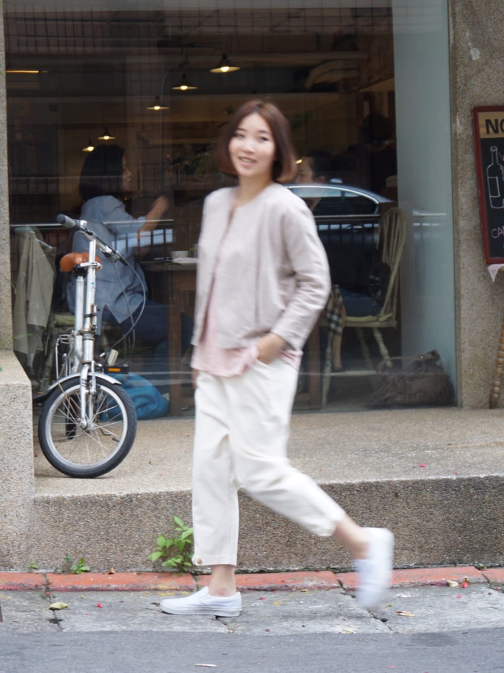 ベージュ系のその他パンツを着用したレディースの春コーディネートの1枚目の写真