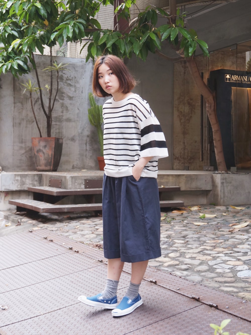 ホワイト系のトップス、ブルー系のカーゴパンツ、ブルー系のモカシン/デッキシューズを着用したレディースの春コーディネートの1枚目の写真