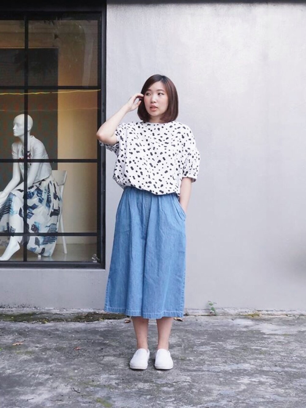 ブルー系のトップス、ブルー系のデニムパンツ、ホワイト系のモカシン/デッキシューズを着用したレディースの夏コーディネートの1枚目の写真