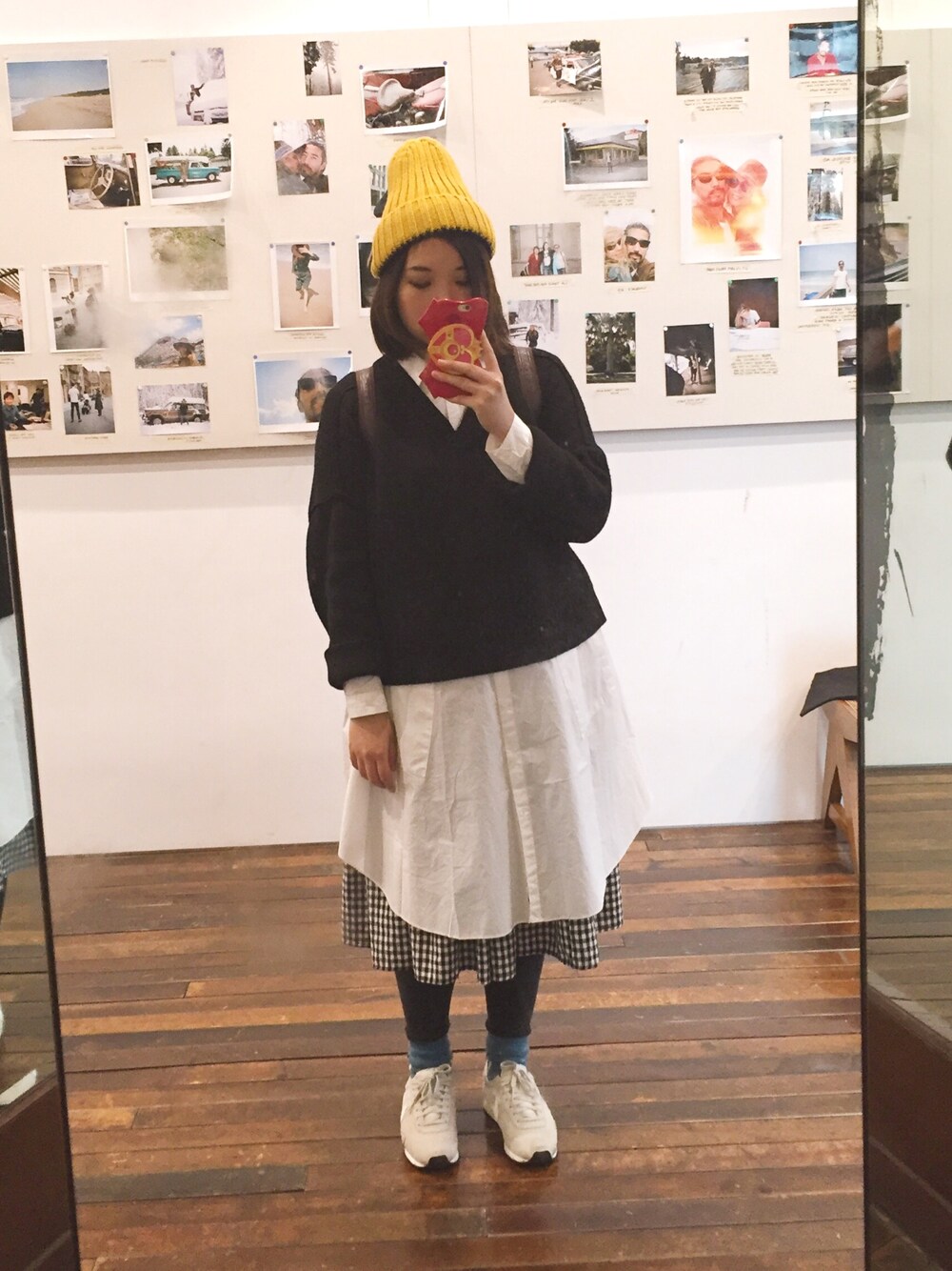 ブラック系のニット/セーター、シルバー系のシューズを着用したレディースの春コーディネートの1枚目の写真