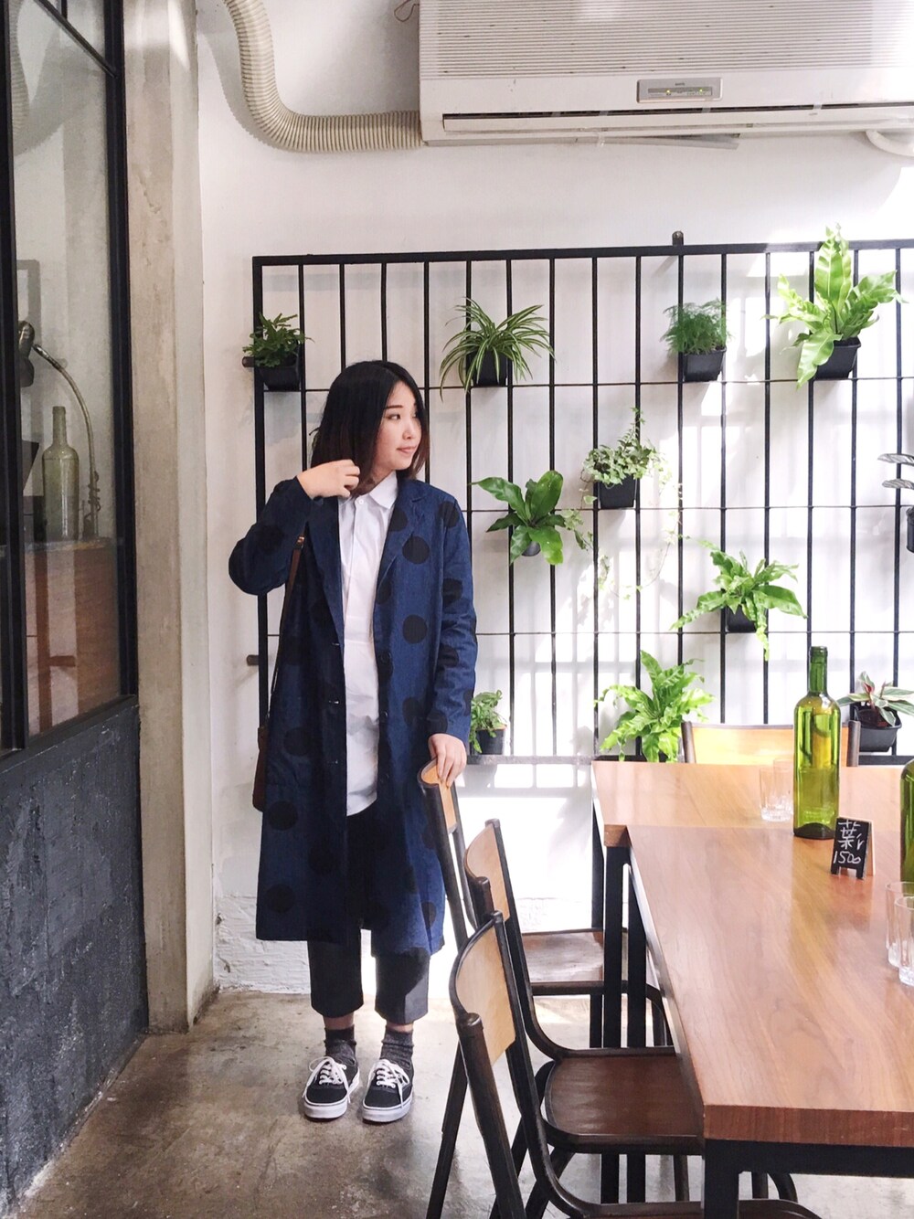 「Taiwan、coffee shop、點點」｜「my basic selectのアイテム（ジャケット/アウター、ブルー系）」を使った、許Karen さん（レディース・160cm）の春コーディネートの1枚目の写真