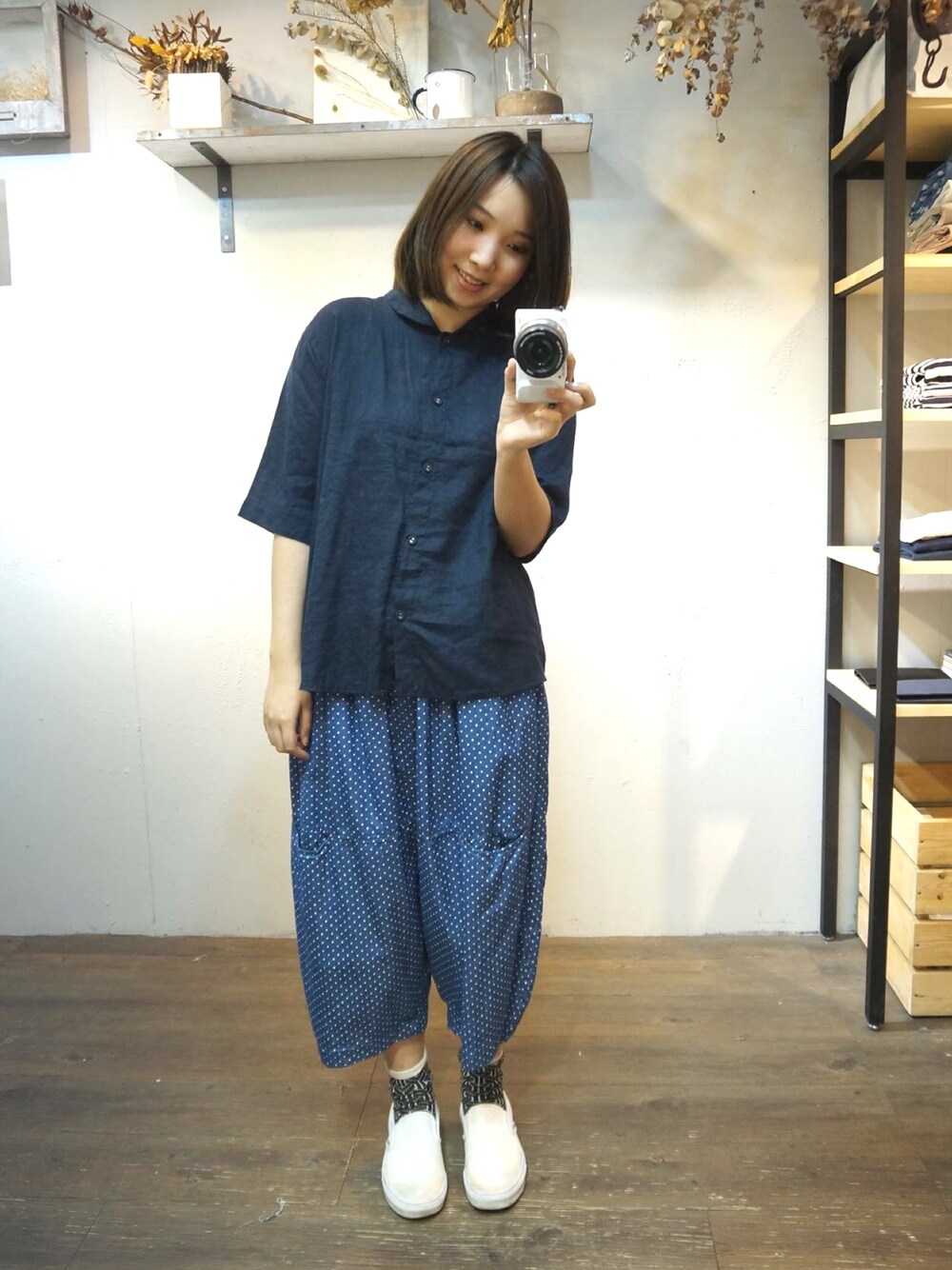 ブルー系のトップス、ブルー系のパンツ、ホワイト系のシューズを着用したレディースの春コーディネートの1枚目の写真