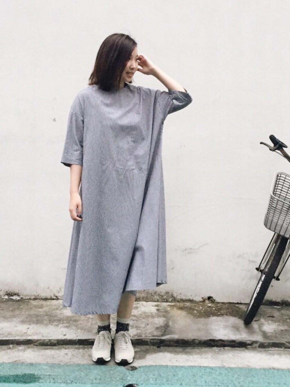 シルバー系のシューズを着用したレディースの夏コーディネートの1枚目の写真