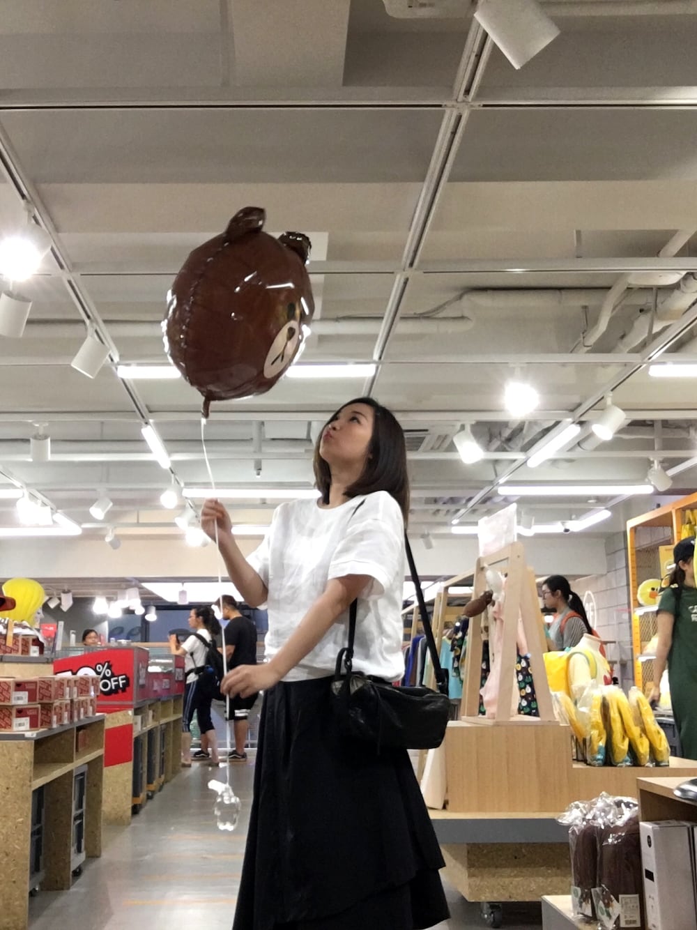 「ラフ、summer、オトナカジュアル、LINE FRIENDS、korea、カジュアルコーデ、ワンピース」｜「LINE FRIENDSのアイテム（その他、ブラウン系）」を使った、許Karen さん（レディース・160cm）の夏コーディネートの1枚目の写真