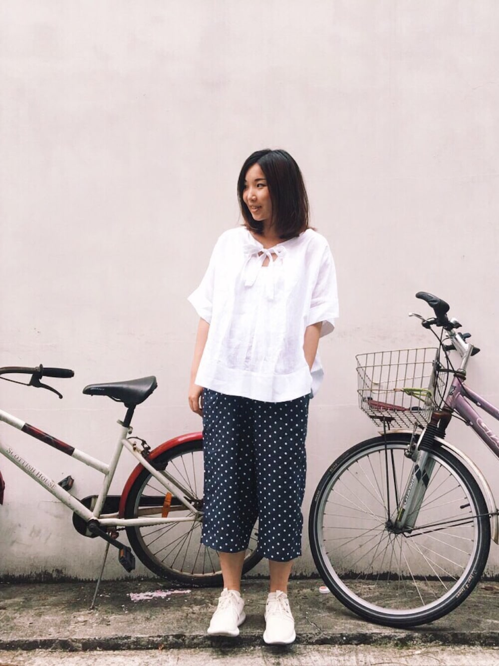 「夏、スニーカー、ワンピース、オトナカジュアル」｜「my basic selectのアイテム（トップス、ホワイト系）」を使った、許Karen さん（レディース・160cm）の夏コーディネートの1枚目の写真