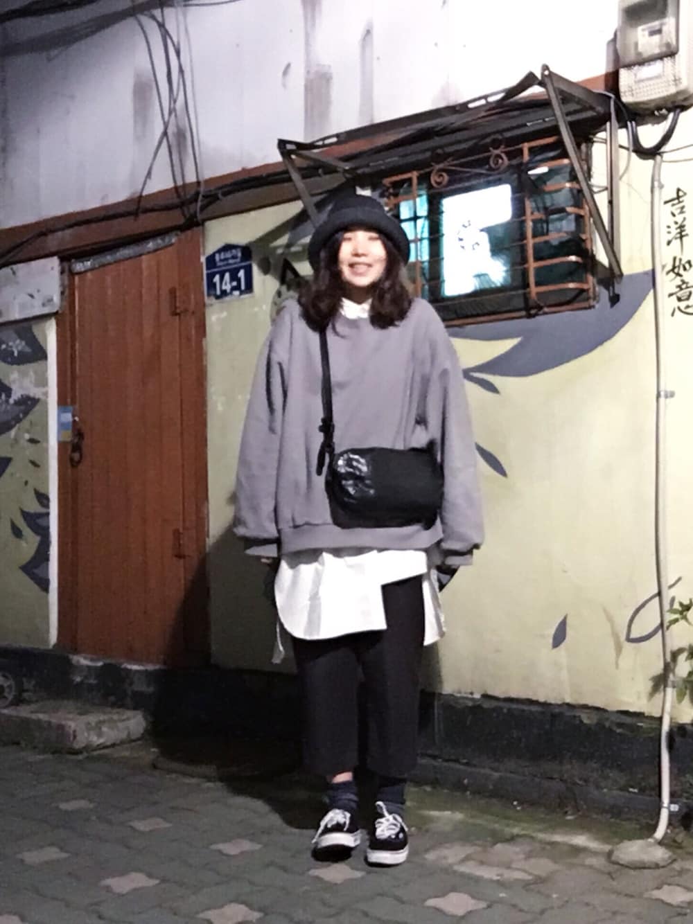 「korea、winter、ootd、outfit、black and white、streetstyle、Taiwan、台湾、韓国ファッション」｜「my basic selectのアイテム（トップス、グレー系）」を使った、許Karen さん（レディース・160cm）の秋コーディネートの1枚目の写真