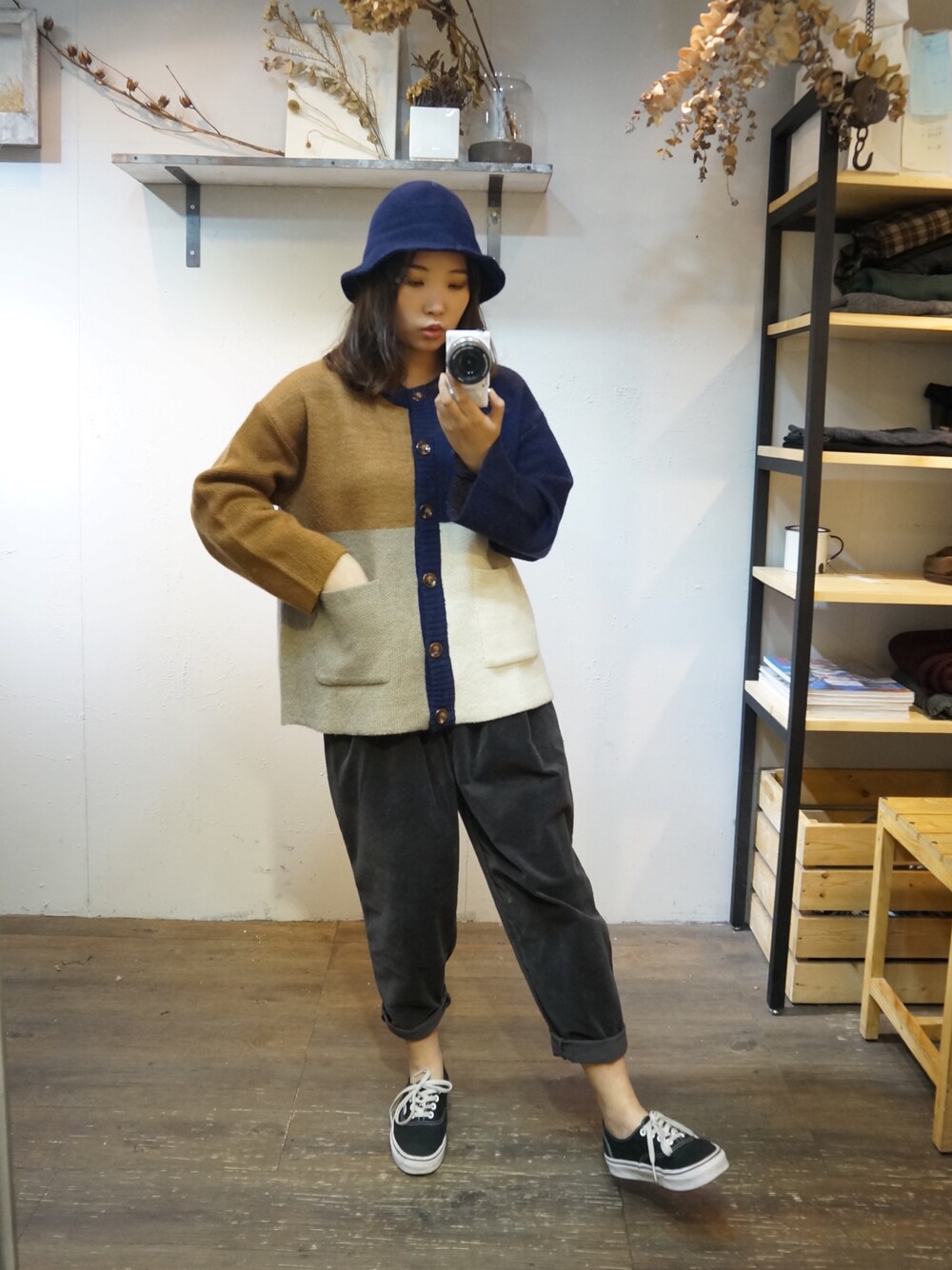 ブルー系のニット/セーター、ベージュ系のパンツ、ブラック系のシューズを着用したレディースの冬コーディネートの1枚目の写真