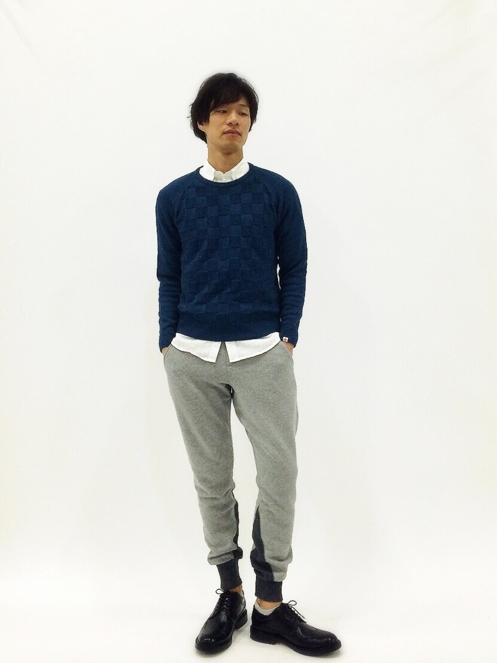 「スウェットパンツ、白シャツ、AKM、nano・universe、ウイングチップ、TROVE、チェッカー、HEAD PORTER」｜「HEAD PORTERのCHECKER KNIT SWEATER（ニット/セーター、ブルー系）」を使った、NandeyaNenさん（メンズ・180cm）の春コーディネートの1枚目の写真