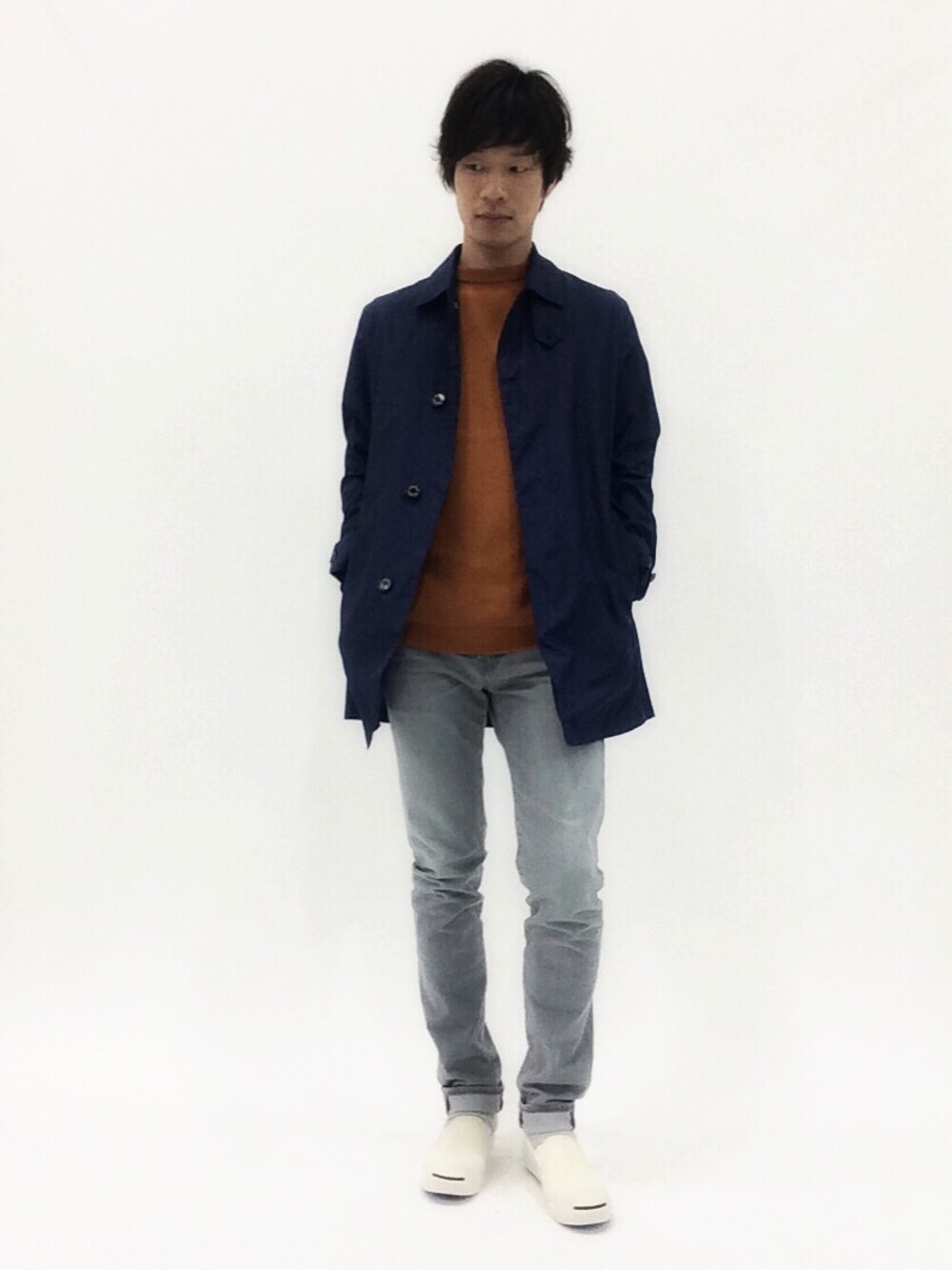 「converse、MACKINTOSH、スプリングコート、AG、jack purcell、グレーデニム、オレンジニット、UNITED TOKYO」｜「MACKINTOSH PHILOSOPHYの【FINEBOYS plus SUIT15年春夏号掲載】【DOVER RAIN】ドーヴァーレイン（ステンカラーコート、ブルー系）」を使った、NandeyaNenさん（メンズ・180cm）の春コーディネートの1枚目の写真