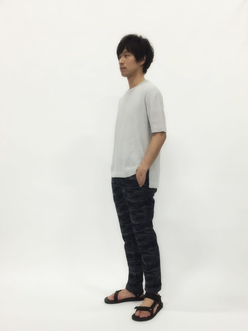 「STUDIOUS、イージーパンツ、リネンニット、迷彩パンツ、teva」｜「STUDIOUSのSTUDIOUS カノコリネンニット MADE IN JAPAN（ニット/セーター、ホワイト系）」を使った、NandeyaNenさん（メンズ・180cm）の春コーディネートの1枚目の写真