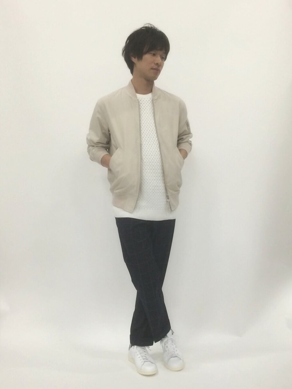 「MA-1、HARE、半袖ニット、BEAUTY & YOUTH、stansmith、ヌードカラー、ネイビーパンツ、JPRESS」｜「BEAUTY&YOUTH UNITED ARROWSのBY ∴ 80/2 ギャバ MA-1（lksm）（ミリタリージャケット、ベージュ系）」を使った、NandeyaNenさん（メンズ・180cm）の春コーディネートの1枚目の写真