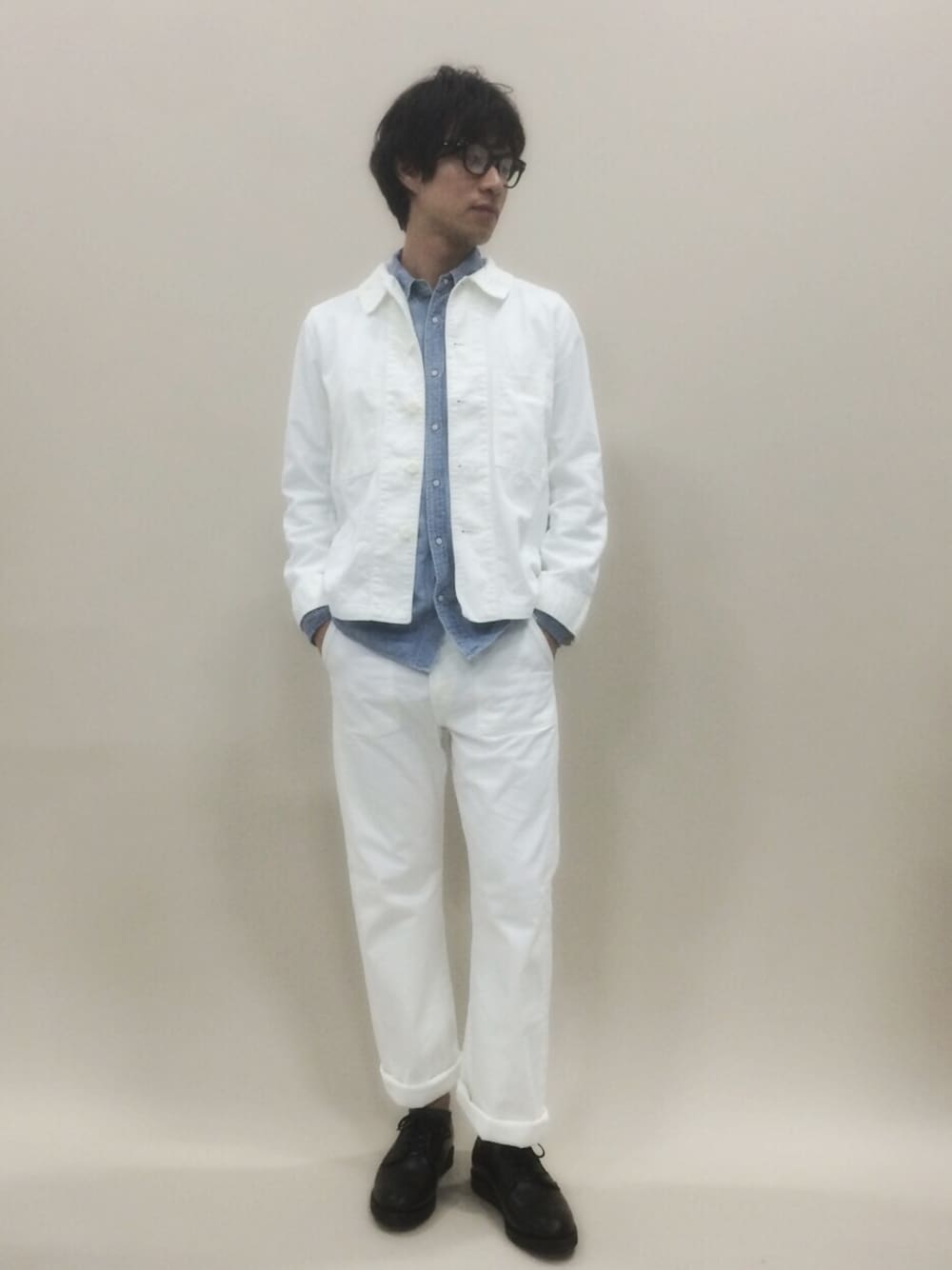 「REMI RELIEF、MHL.、シャンブレーシャツ、RED WING、ポストマン、全身ホワイト、上下ホワイト」｜「MHL.のCANTON LIGHT TWILL（デニムジャケット、ホワイト系）」を使った、NandeyaNenさん（メンズ・180cm）の春コーディネートの1枚目の写真