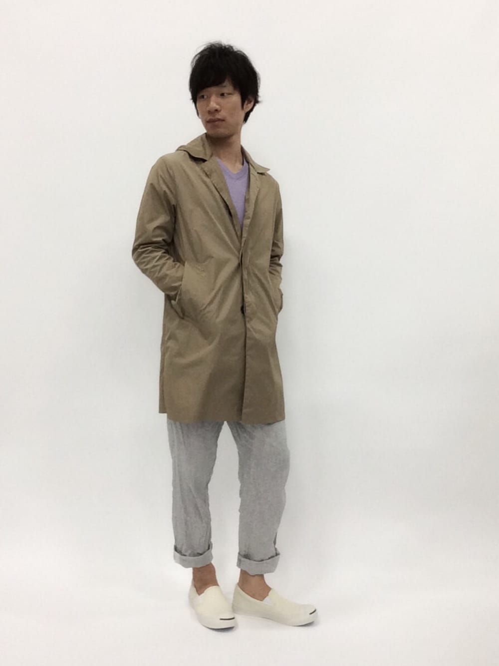 「ストライプパンツ、ラベンダー、Edition、スプリングコート、Macintosh、EPOCA」｜「EPOCA UOMOのコットンカシミヤVネックニット（ニット/セーター、パープル系）」を使った、NandeyaNenさん（メンズ・180cm）の春コーディネートの1枚目の写真