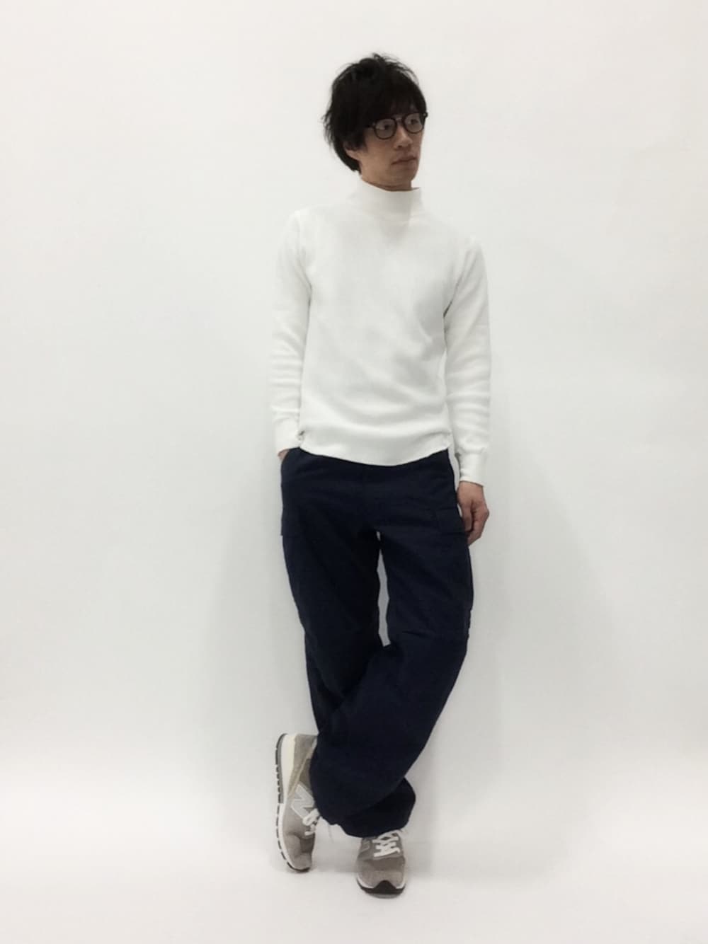「Denime、New Balance、ネイビーパンツ、M996、CASPER JOHN、サーマルニット」｜「DenimeのBIG WAFFLE HIGHNECK L/S（Tシャツ/カットソー、ホワイト系）」を使った、NandeyaNenさん（メンズ・180cm）の春コーディネートの1枚目の写真