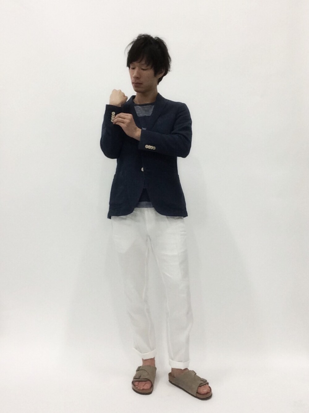 「SHIPS、birkenstock、ホワイトパンツ、TOMMY HILFIGER、ネイビージャケット、Junred」｜「TOMMY HILFIGERのAS GMD TT STRUCTURE ALASTER BLZ（テーラードジャケット、ブルー系）」を使った、NandeyaNenさん（メンズ・180cm）の春コーディネートの1枚目の写真