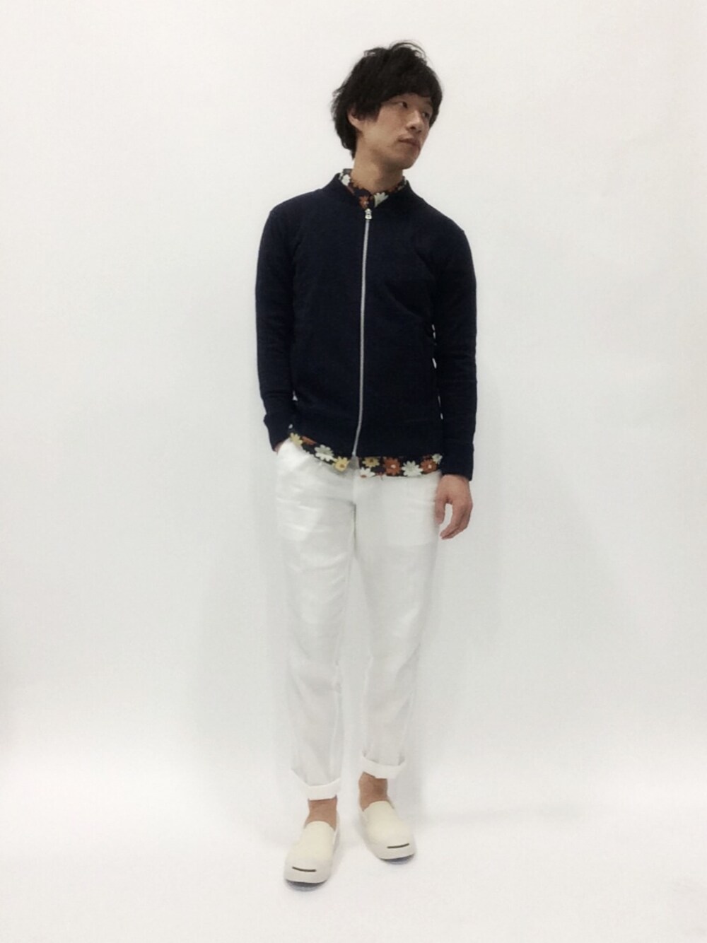 「SHIPS、journal standard、フラワープリント、リネンパンツ、天竺、delave」｜「delaveのdelave フットボール天竺ブルゾン（ブルゾン、ブルー系）」を使った、NandeyaNenさん（メンズ・180cm）の春コーディネートの1枚目の写真