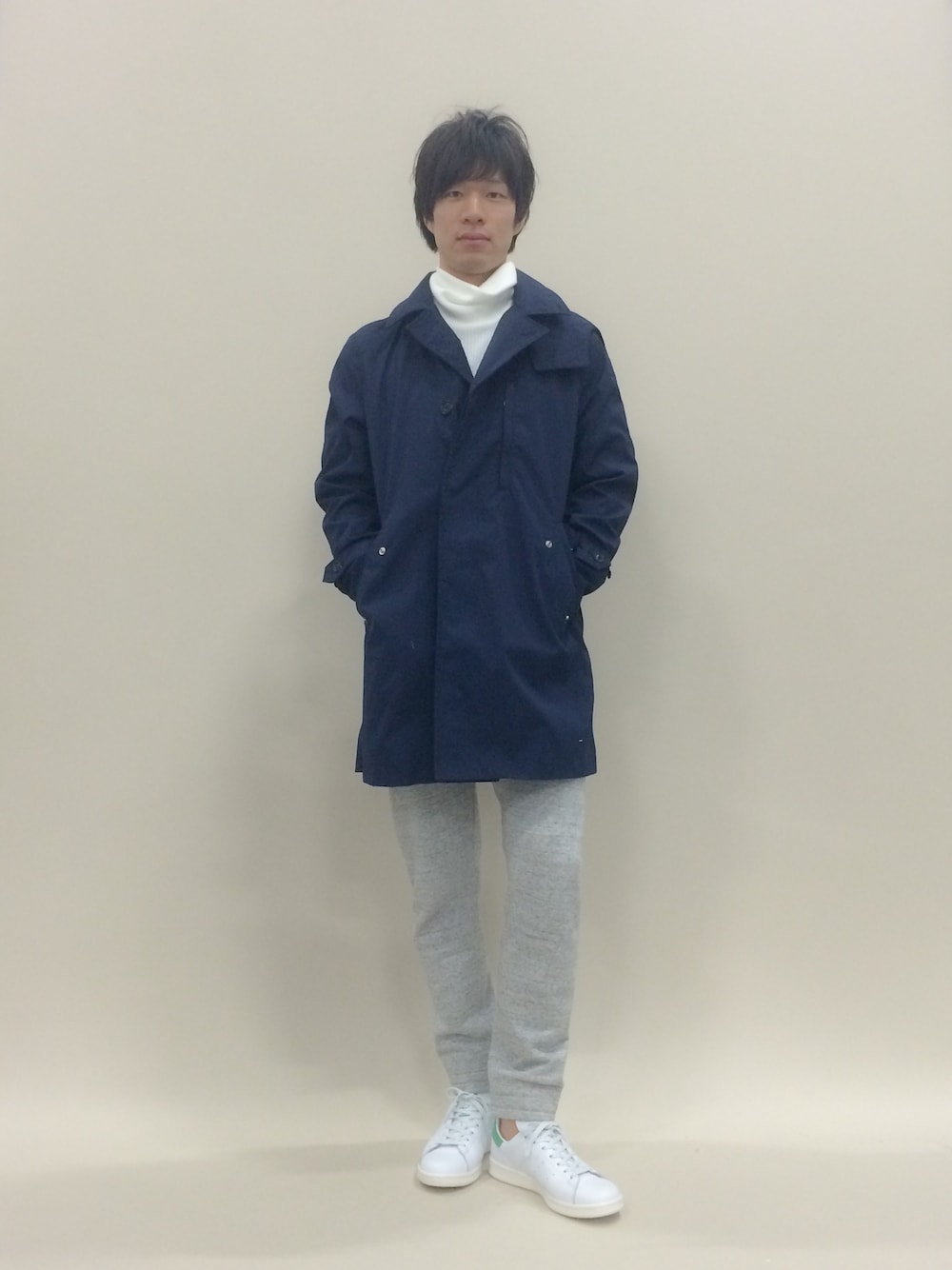 「スウェットパンツ、スウェット、タートルネック、united arrows、スプリングコート、northface、MONKEY TIME、白タートルネック、BLUETORNADO」｜「UNITED ARROWSのBAS SWEAT PT（その他パンツ、グレー系）」を使った、NandeyaNenさん（メンズ・180cm）の春コーディネートの1枚目の写真