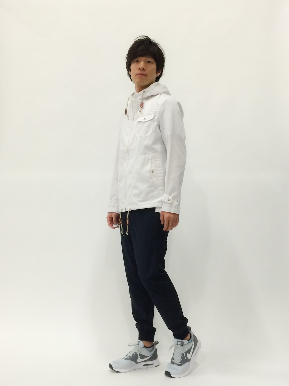 「マウンテンパーカー、NIKE、Steven Alan、TRANS CONTINENTS、air tavas」｜「TRANS CONTINENTSのツイルマウンテンパーカー（マウンテンパーカー、ホワイト系）」を使った、NandeyaNenさん（メンズ・180cm）の春コーディネートの1枚目の写真