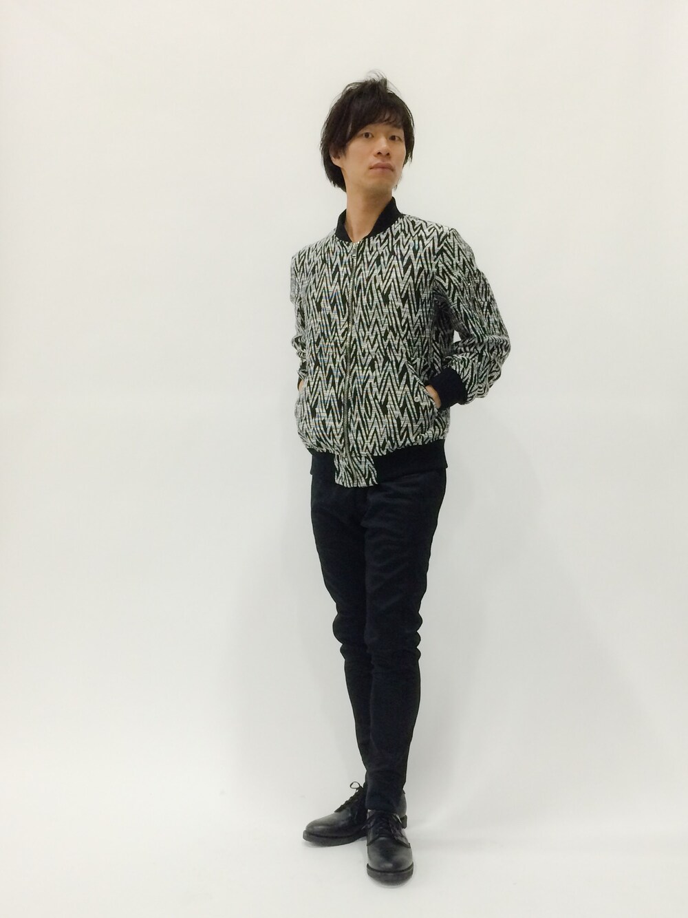 「MA-1、モノトーン、AZ、LITHIUM HOMME、ジャージーパンツ」｜「AZ by junhashimotoのAZ - PANEL JERSEY PANTS（その他パンツ、ブラック系）」を使った、NandeyaNenさん（メンズ・180cm）の春コーディネートの1枚目の写真