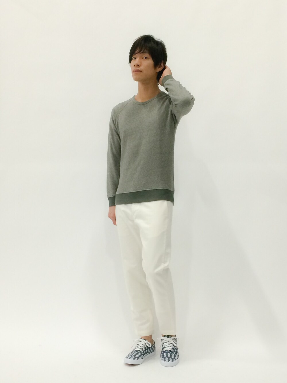 「アンクルパンツ、EDIFICE、HALB、パイナップル柄、bucketfeet」｜「HALBのHALB 染めプルオーバー（スウェット、グレー系）」を使った、NandeyaNenさん（メンズ・180cm）の春コーディネートの1枚目の写真