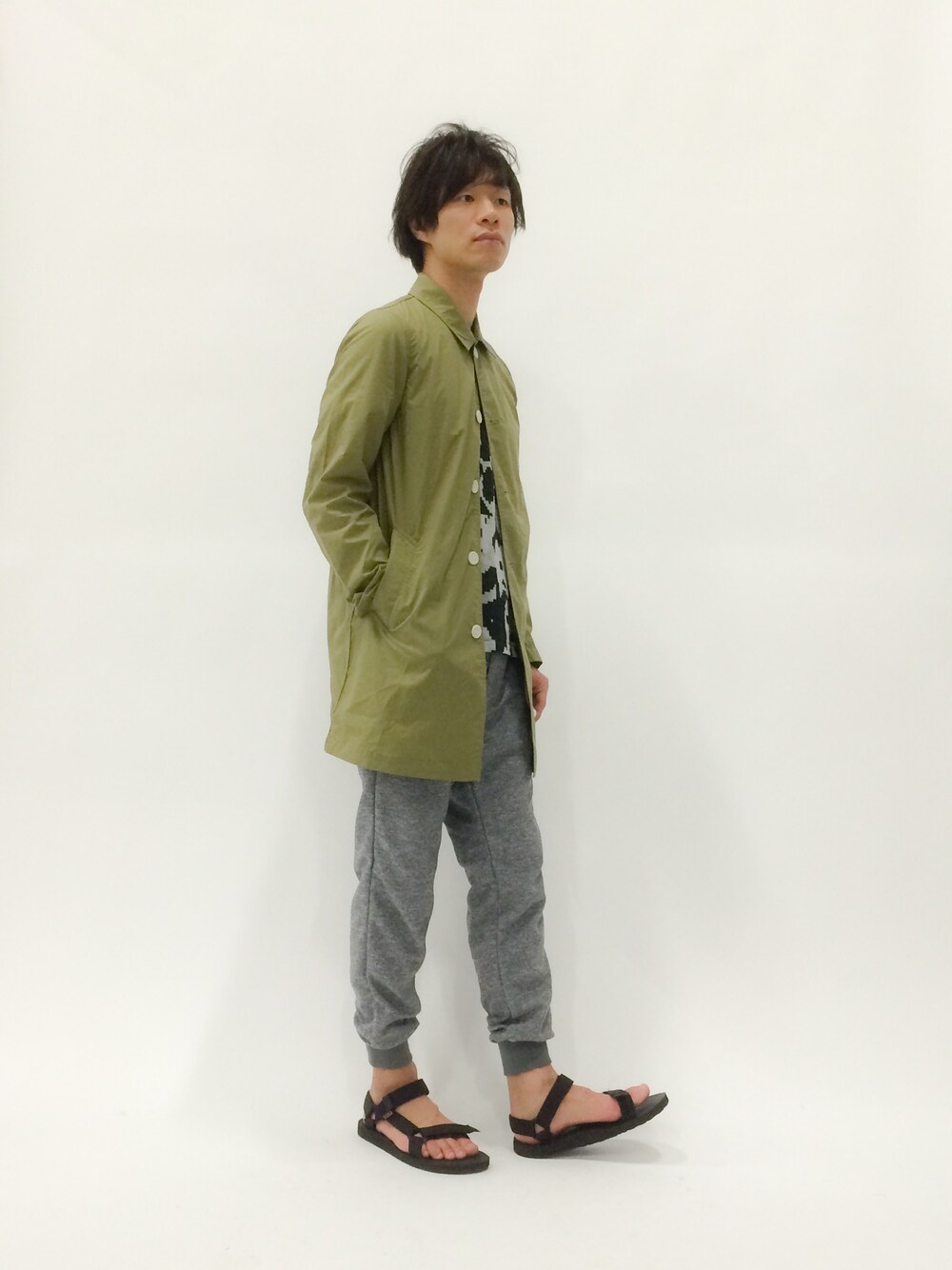 「スウェットパンツ、スプリングコート、JOURNAL STANDARD relume、R.NEWBOLD、yellow ruby」｜「YELLOW RUBYのcut pants（その他パンツ、グレー系）」を使った、NandeyaNenさん（メンズ・180cm）の春コーディネートの1枚目の写真