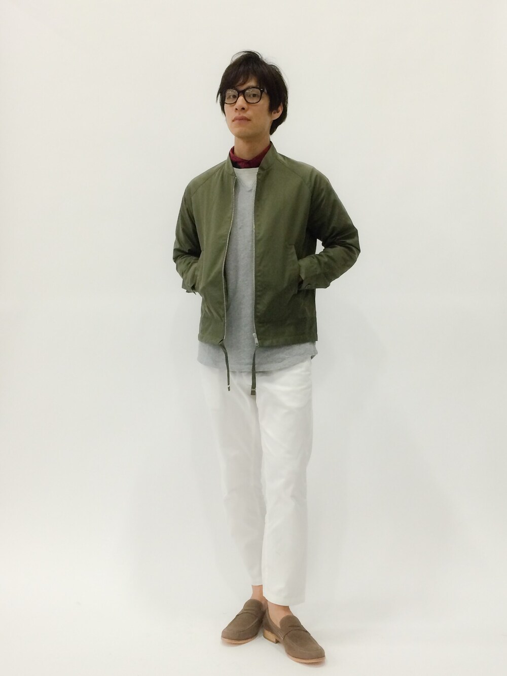 「ローファー、Levi's、SENSEOFPLACE、ホワイトパンツ、URBAN RESEARCH、TRANS CONTINENTS」｜「SENSE OF PLACE by URBAN RESEARCHのストレッチブルゾン（ブルゾン、グリーン系）」を使った、NandeyaNenさん（メンズ・180cm）の春コーディネートの1枚目の写真