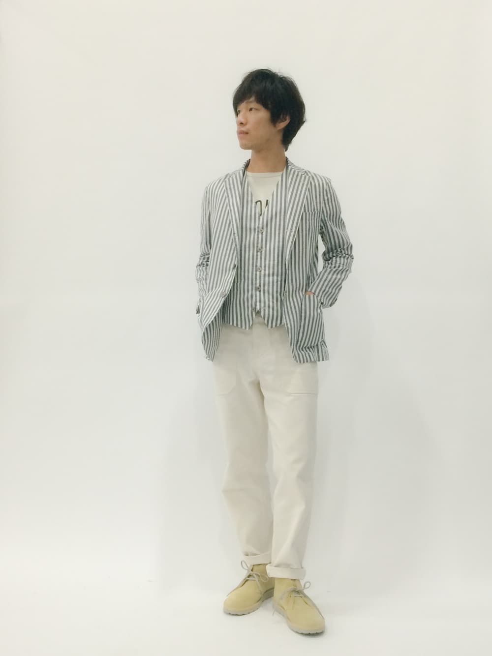 「ストライプジャケット、ストライプベスト、MACKINTOSH PHILOSOPHY、Clarks original、デザートエアリアル」｜「ClarksのDesert Aerial / デザートエアリアル（ブーツ、ブラウン系）」を使った、NandeyaNenさん（メンズ・180cm）の春コーディネートの1枚目の写真