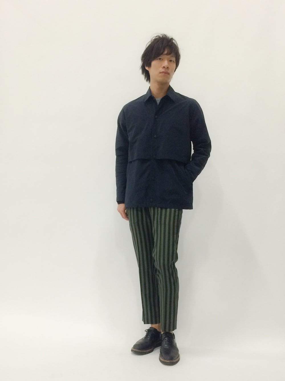 「JOHN LAWRENCE SULLIVAN、コーチジャケット、ナイロンブルゾン、EDIFICE、ヘリンボーン柄」｜「JOHN LAWRENCE SULLIVANのBLOUSON（ブルゾン、ブルー系）」を使った、NandeyaNenさん（メンズ・180cm）の春コーディネートの1枚目の写真