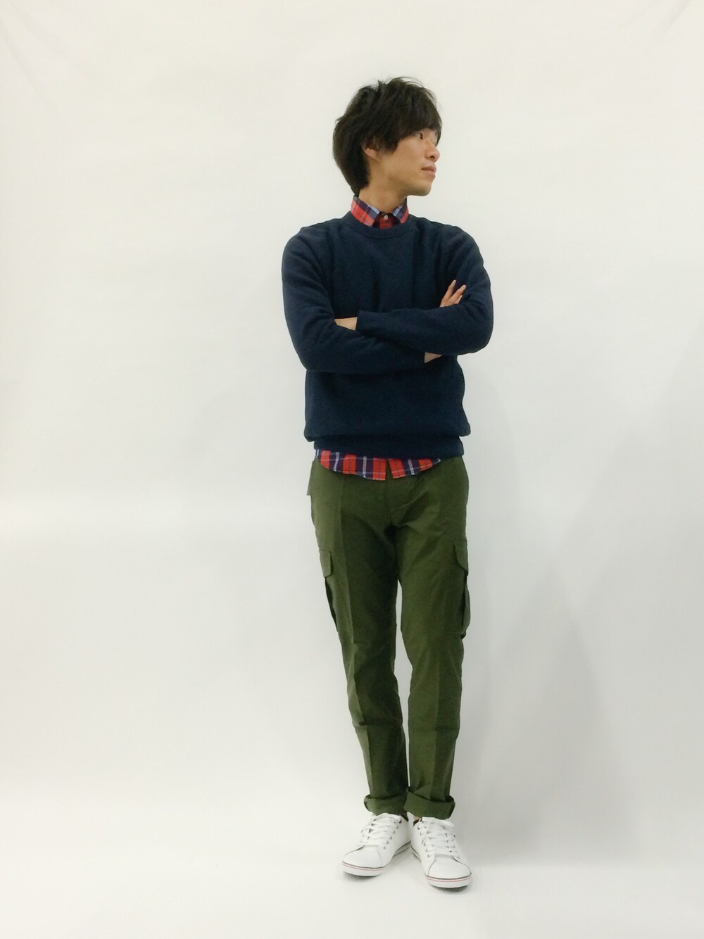 「チェックシャツ、GLOBAL WORK、FRED PERRY、EDIFICE、FREAK’Ｓ STORE」｜「EDIFICEの◇ライトモールスキンストレッチカーゴパンツ（カーゴパンツ、グリーン系）」を使った、NandeyaNenさん（メンズ・180cm）の春コーディネートの1枚目の写真