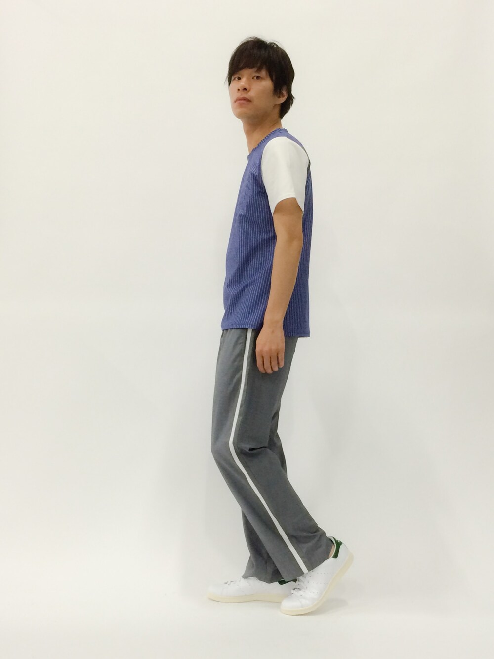 「イージーパンツ、ciaopanic、側章、デニムトップス、PROJECT SR'ES」｜「CIAOPANICの【Ciaopanic】　TRツイルイージーラインパンツ（その他パンツ、グレー系）」を使った、NandeyaNenさん（メンズ・180cm）の春コーディネートの1枚目の写真