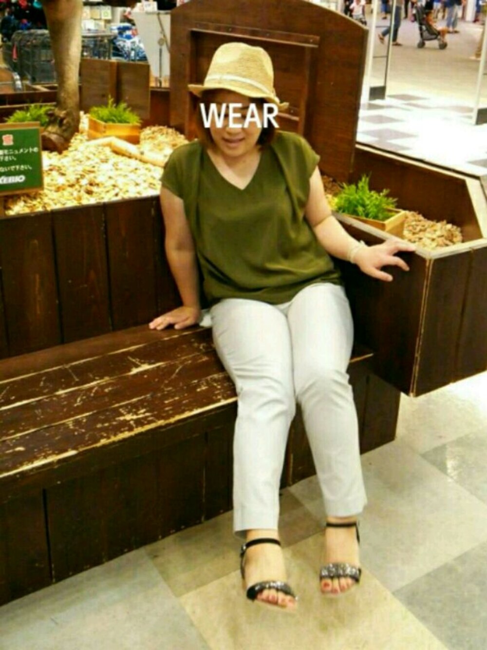 グリーン系のシャツ/ブラウス、グレー系のその他パンツ、ベージュ系のハットを着用したレディースの夏コーディネートの1枚目の写真