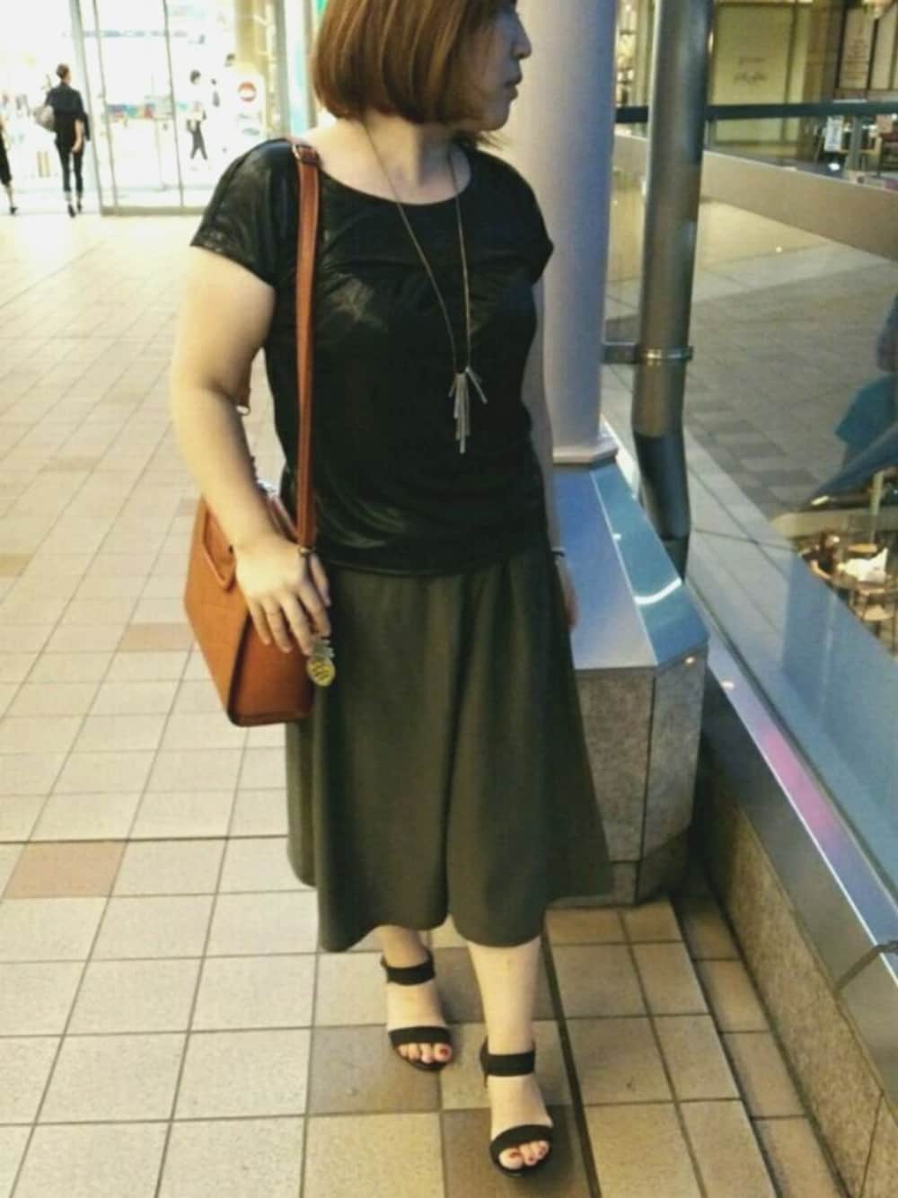 グリーン系のその他パンツ、イエロー系のショルダーバッグ、ブラック系のTシャツ/カットソーを着用したレディースの夏コーディネートの1枚目の写真