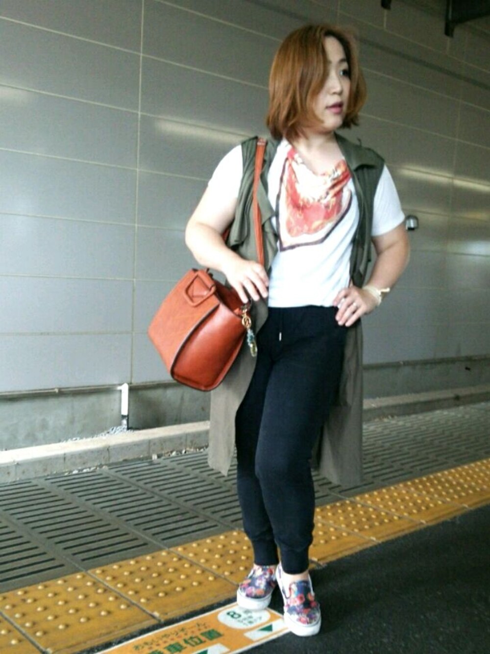 ホワイト系のTシャツ/カットソー、グリーン系のジャケット/アウター、イエロー系のショルダーバッグを着用したレディースの夏コーディネートの1枚目の写真