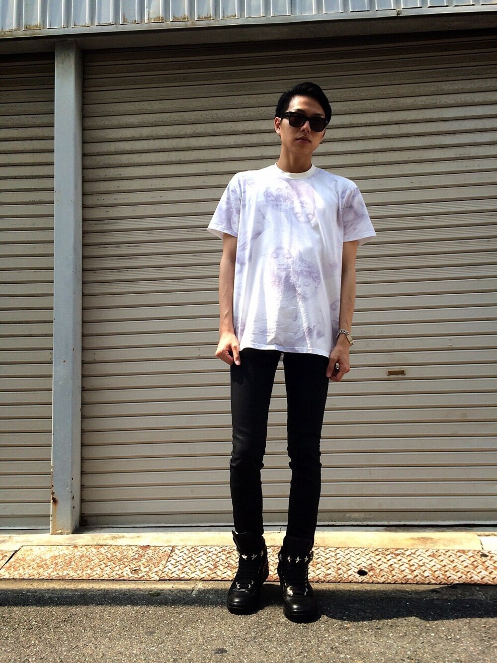 ブラック系のバックパック/リュック、ホワイト系のTシャツ/カットソー、ブラック系のデニムパンツを着用したメンズの春コーディネートの1枚目の写真