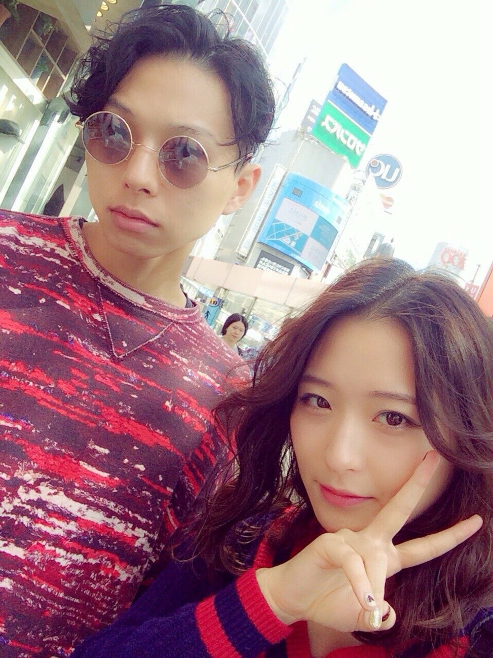 「H&M、Saint Laurent、GIVENCHY、ジョージコックス」｜「H&Mのトップス（スウェット、レッド系）」を使った、kaoruさん（メンズ・180cm）の秋コーディネートの1枚目の写真