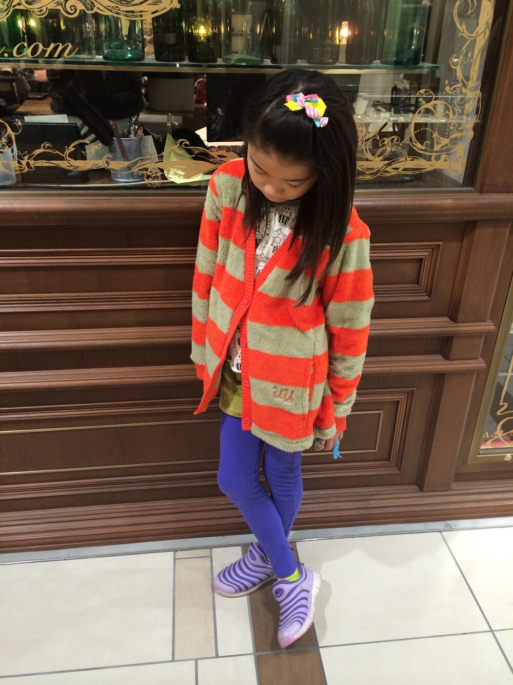 「オレンジ、ボーダー、UNIQLO」｜「MARKEY'Sのアイテム（Tシャツ/カットソー、ホワイト系）」を使った、YUNAさん（キッズ・125cm）の秋コーディネートの1枚目の写真