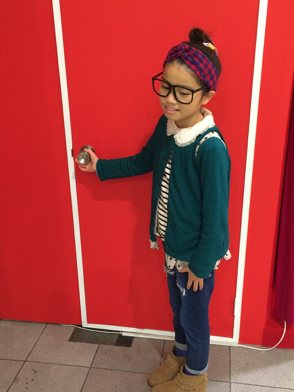 「ターバン、メガネ女子、ミネトンカ、ボーダー、クリスマス2014(レッド×グリーン)」｜「COMECHATTO&CLOSETのアイテム（Tシャツ/カットソー、ブラック系）」を使った、YUNAさん（キッズ・125cm）の冬コーディネートの1枚目の写真